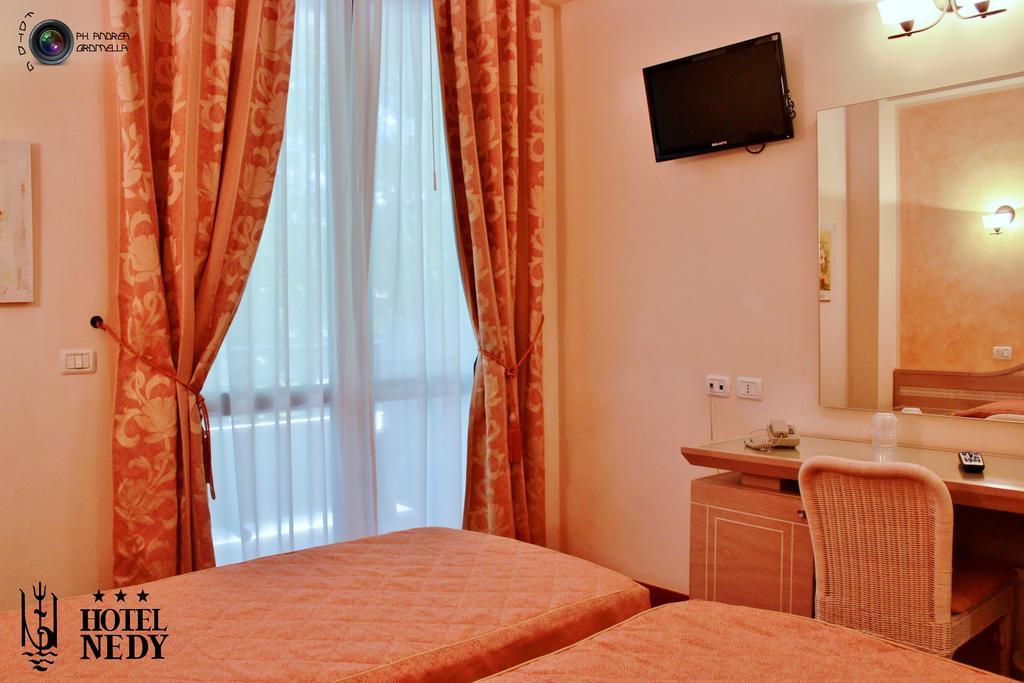 Hotel Nedy Marina di Massa Exterior photo