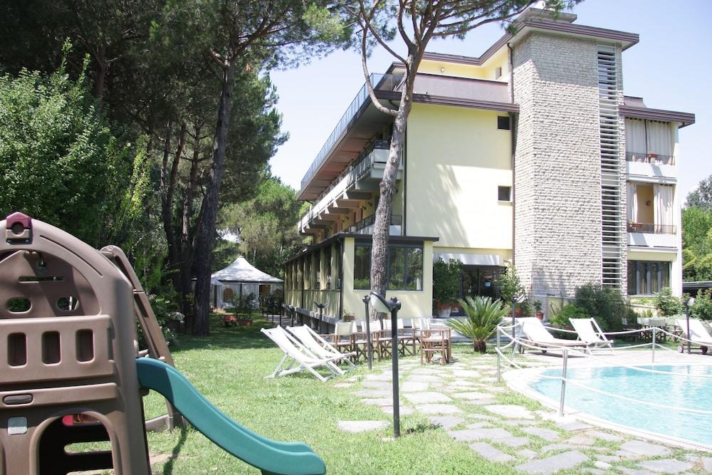 Hotel Nedy Marina di Massa Exterior photo