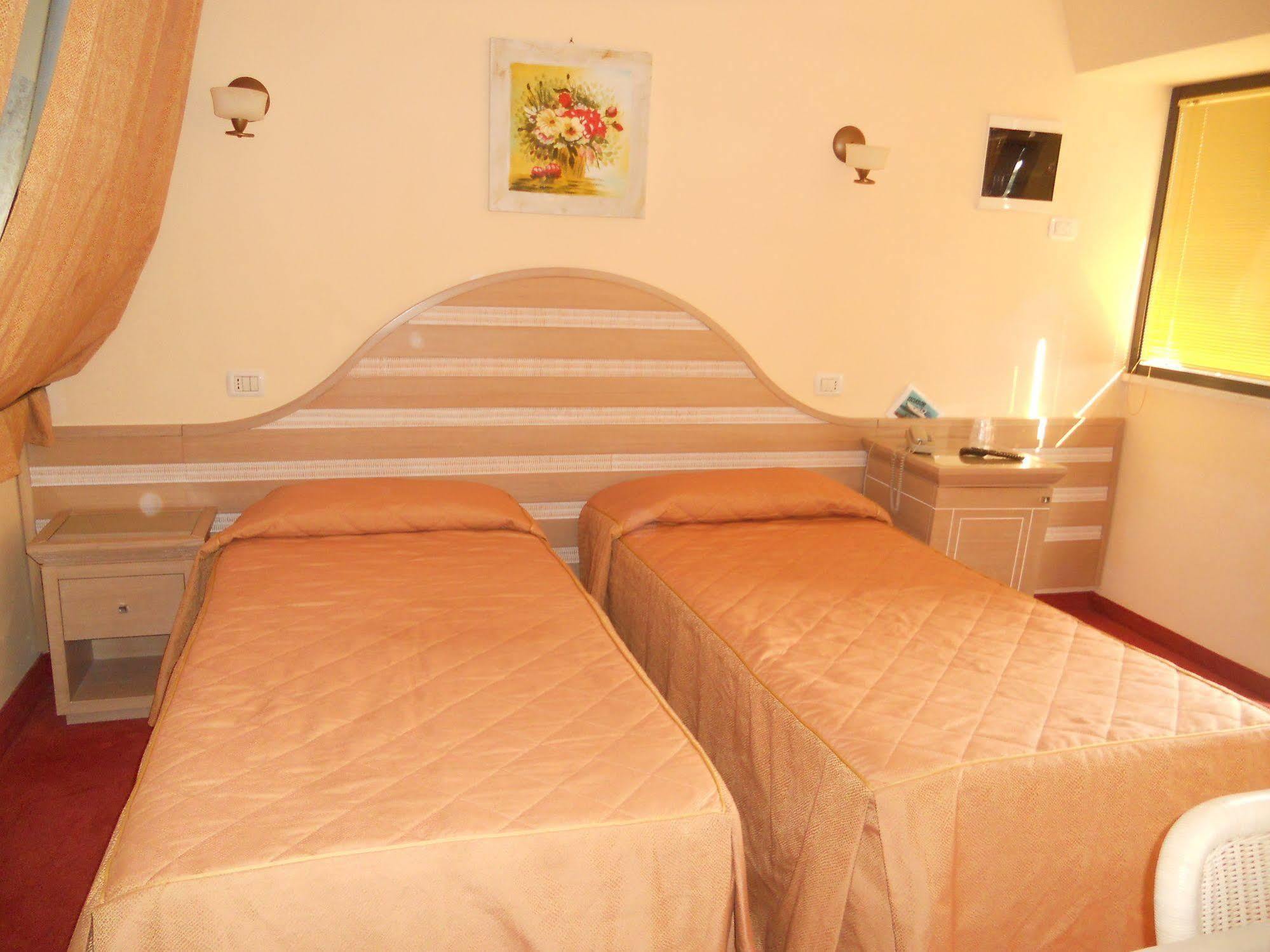 Hotel Nedy Marina di Massa Exterior photo