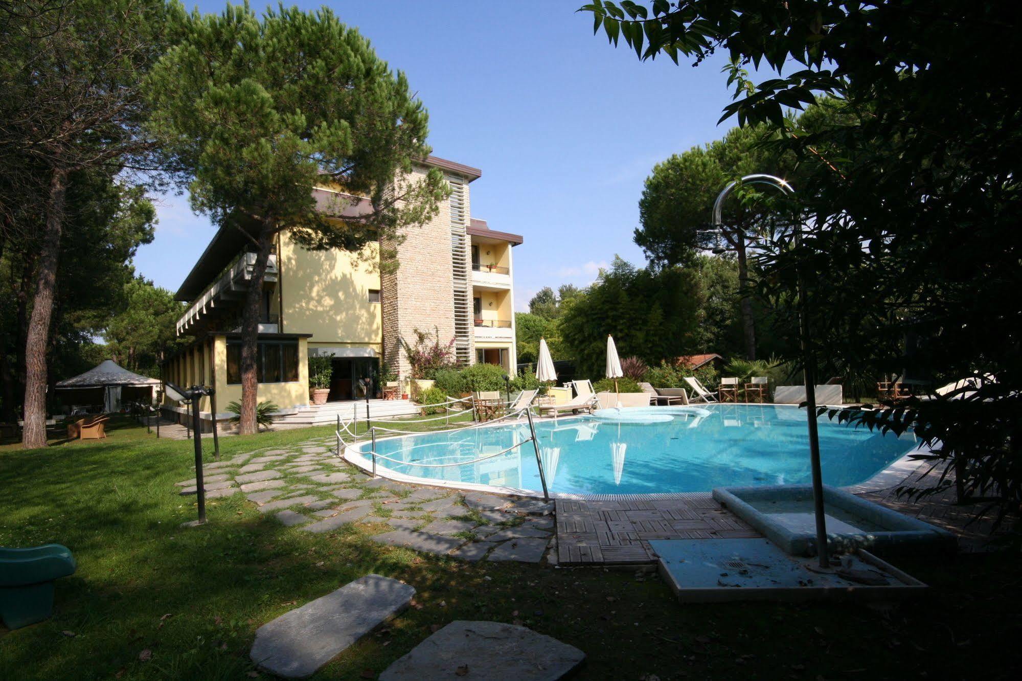Hotel Nedy Marina di Massa Exterior photo